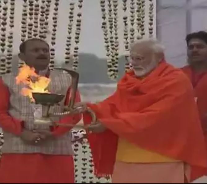 प्रधानमंत्री नरेंद्र मोदी संगम पहुंचे आस्था की डुबकी लगाने