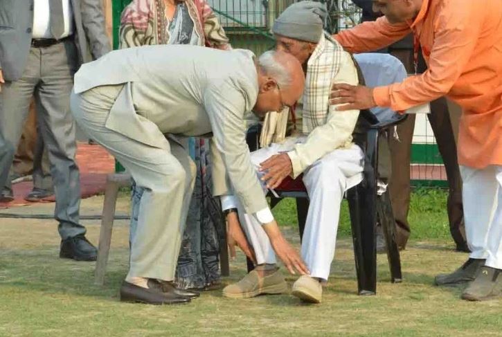 राष्ट्रपति कोविंद ने प्रोटोकॉल तोड़ गुरु के किये चरणस्पर्श
