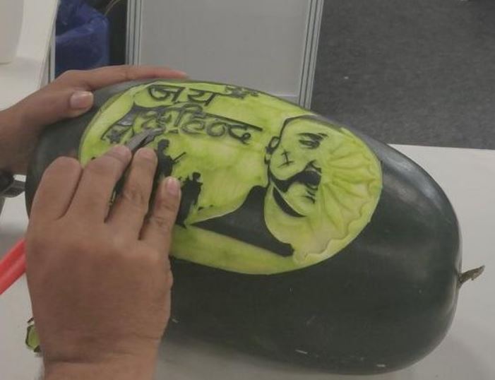 शेफ ने देश के वीर विंग कमांडर अभिनंदन का चेहरा तरबूज़ पर रच डाला !