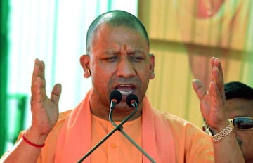 कन्या पूजन करते करते योगी आदित्यनाथ को आया गुस्सा कहा, बाहर निकालो इन्हें