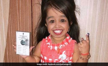 लोकसभा चुनाव में दुनिया की सबसे छोटी महिला ने वोट डालकर दिया संदेश