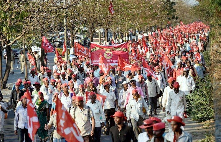 महाराष्ट्र सरकार ने किसानों की मांगे मानी; 6 दिनों से चल रहा आंदोलन 6 महीनें के आश्वासन पर ख़त्म
