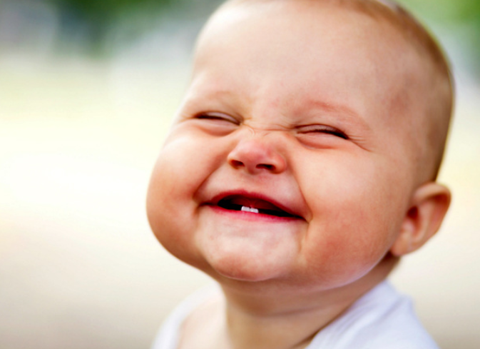 4 Reasons why you should never stop smiling for a much happier life.