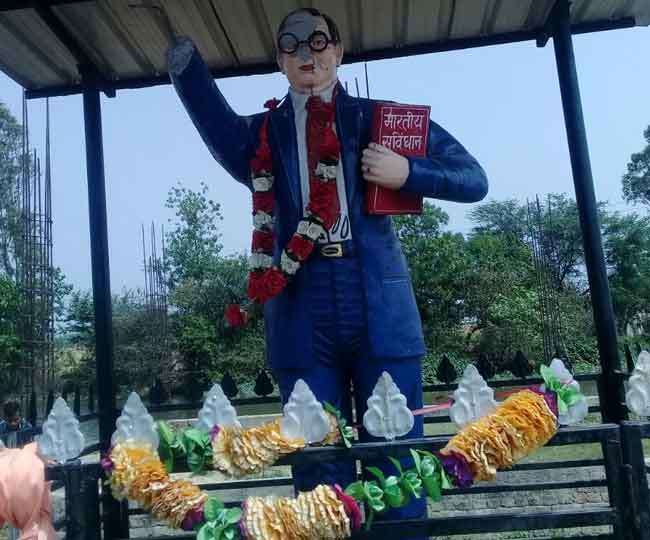 अंबेडकर की मूर्ति खंडित