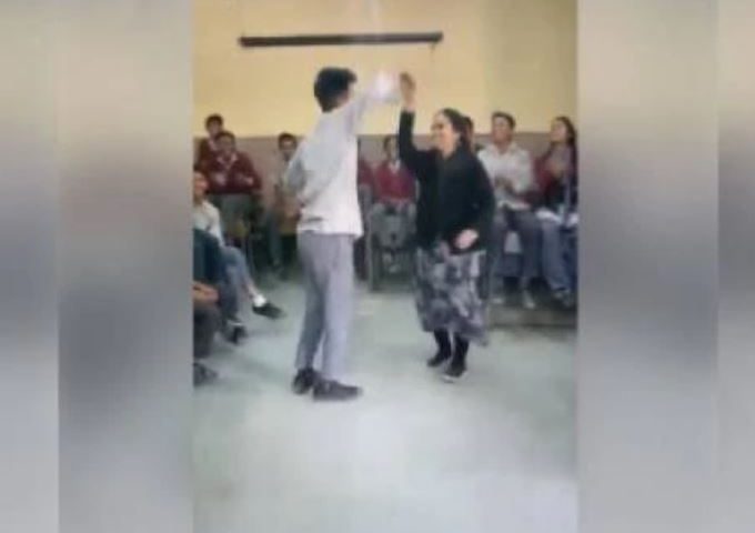 स्टूडेंट-टीचर डांस वीडियो
