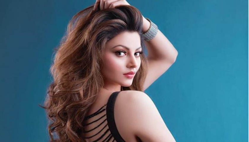 हॉट ड्रेस में उर्वशी रौतेला