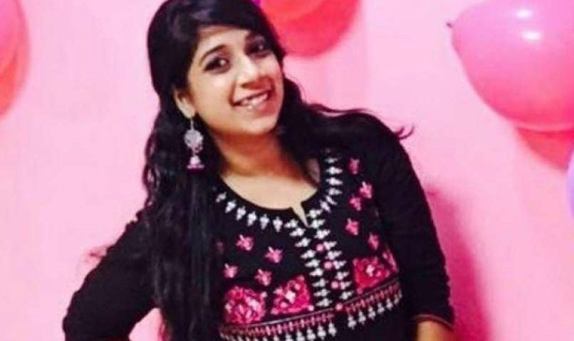 अवैध होर्डिंग बन गया 23 वर्षीय युवती की मौत की वजह