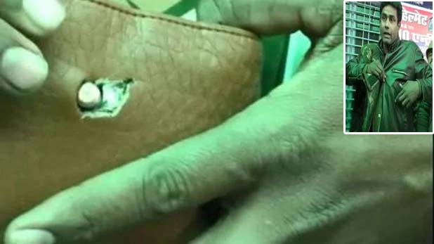 बुलेट प्रुफ जैकेट ने नहीं बल्कि पर्स ने बचाई इस पुलिस वाले की जान