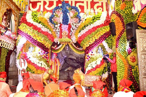 नवरात्र में भव्य सजावट के साथ विदेशी फूलों से महकेगा माता का भवन
