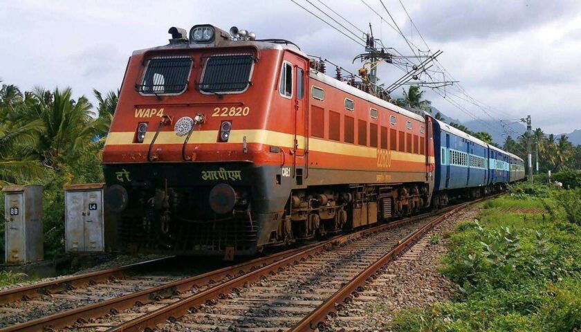 ब्रहामपुत्र मेल से टकराया बैल, घंटो तक ठप रहा रेलवे यातायात, पढ़िये खबर