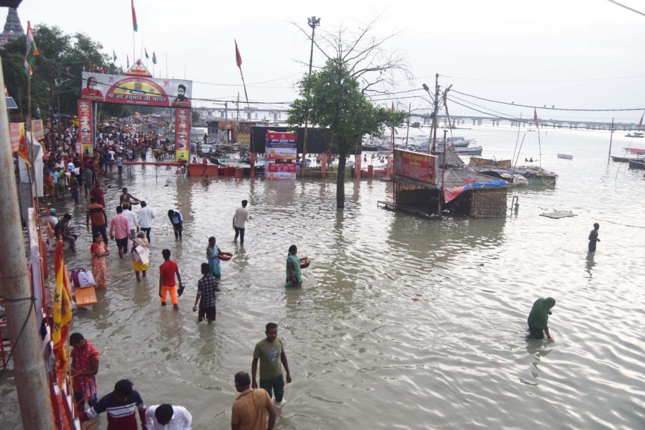 प्रयागराज में बढ़ रहा गंगा-यमुना नदी का जलस्तर, कई मोहल्ले भी बाढ की चपेट में