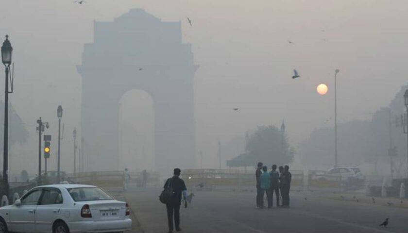 दिल्ली में बढ़ रहा ठंड का स्तर, धारे-धीरे छा रहा कोहरा, पढ़िये पूरी खबर