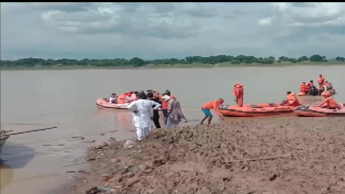 वाराणसी में गंगा नदी में पलटी नाव, इतने यात्रियों को बाहर निकाला गया सुरक्षित
