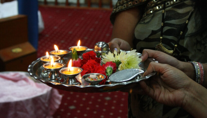 पूजा में भगवान की इस नियम से करें आरती, सच्चे फल की होगी प्राप्ति, जानियें कैसे