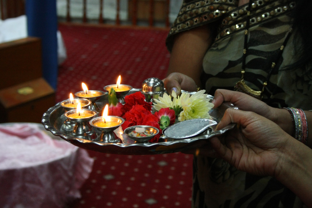 पूजा में भगवान की इस नियम से करें आरती, सच्चे फल की होगी प्राप्ति, जानियें कैसे