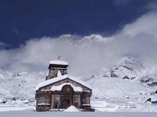 बर्फ की चादर से ढका केदारनाथ मंदिर, आईटीबीपी के सैनिक करेंगे मंदिर की सुरक्षा