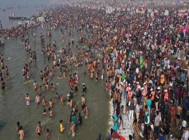 प्रयागराज में लग रही मौनी अमावस्या पर पुण्य की डुबकी, उमड़ी श्रद्धालुओं की भीड़