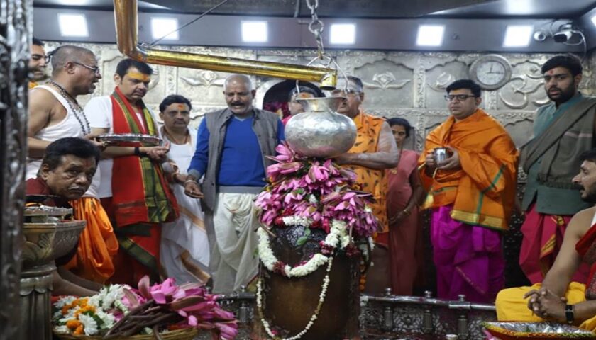 नए साल पर महाकालेश्वर बाबा का हुआ जलाभिषेक, कई राज्यों से लोग पहुँचे दर्शन करने