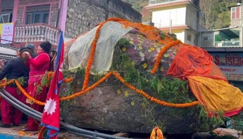 अयोध्या पहुंची शालिगराम शिला, भगवान की तरासी जाएगी मूर्ती, इतना है वजन