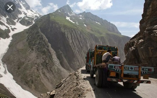 देश की सबसे ऊंची सड़को के बारे में जानियें, जहां गाड़ी चलाना होता है खतरनाक
