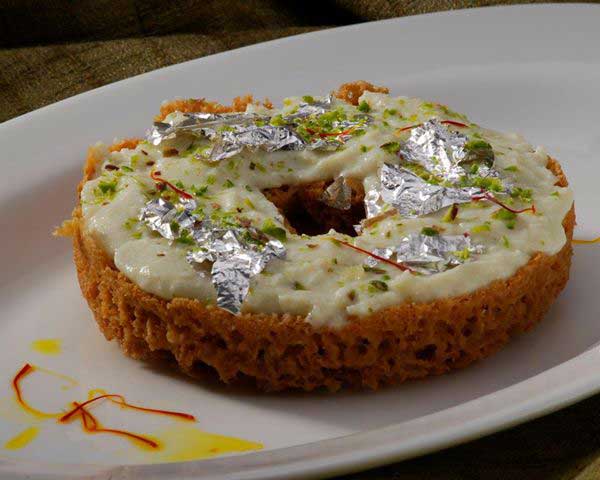 हरियाली तीज पर बनाएं स्वादिष्ट घेवर, खाकर मन हो जाएगा प्रसन्न