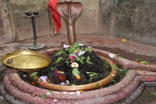 अनोखा शिव मंदिर जहां दूध चढ़ाते ही बदल जाता है रंग, पढ़िये खबर