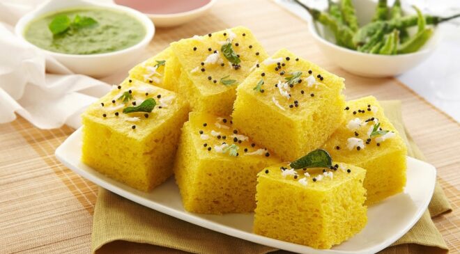 इस तरह घर पर बनाएं गुजराती ढोकला, खाकर मन हो जाएगा प्रसन्न, पढ़िये
