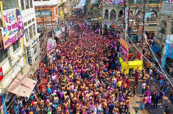 प्रयागराज में प्रसिद्ध है कपड़ा फाड़ होली, हजारों की संख्या में पहुंचते है युवा, पढ़िये